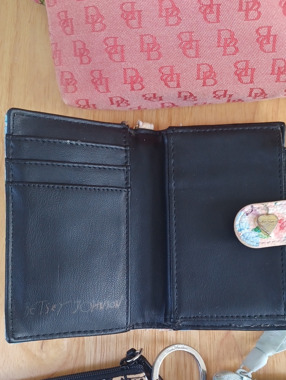 LOT OF 5 - Vera Bradley, Dooney & Bourke & Betsey Johnson Wallets / Cases - Picture 10 of 17